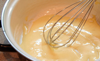 1. Этап. Шарлотка с клюквой и яблоками: Яйца взбейте с сахаром.