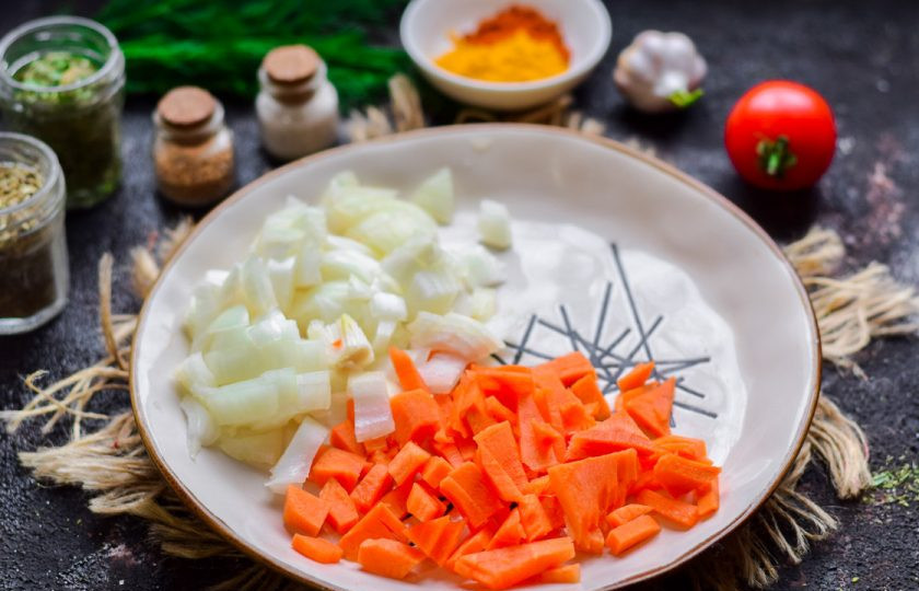 1. Этап. Макароны по-татарски: Очистите морковь и лук, овощи сполосните, просушите. Нарежьте лук кубиками, морковь измельчите брусками.