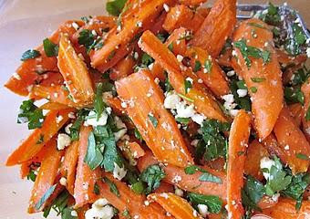 1. Этап. Салат из моркови и сыра Фета: Измельчить петрушку. Дать моркови остыть. Затем смешать с сыром и петрушкой. Подавать теплым.