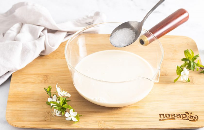 1. Этап. Кофейно-молочное желе: Соедините с остальным молоком, перелейте в ковшик. Добавьте сахар с ванильным ароматизатором. Все перемешайте. Доведите почти до кипения. Прогрейте 1-2 минуты и снимите с плиты.