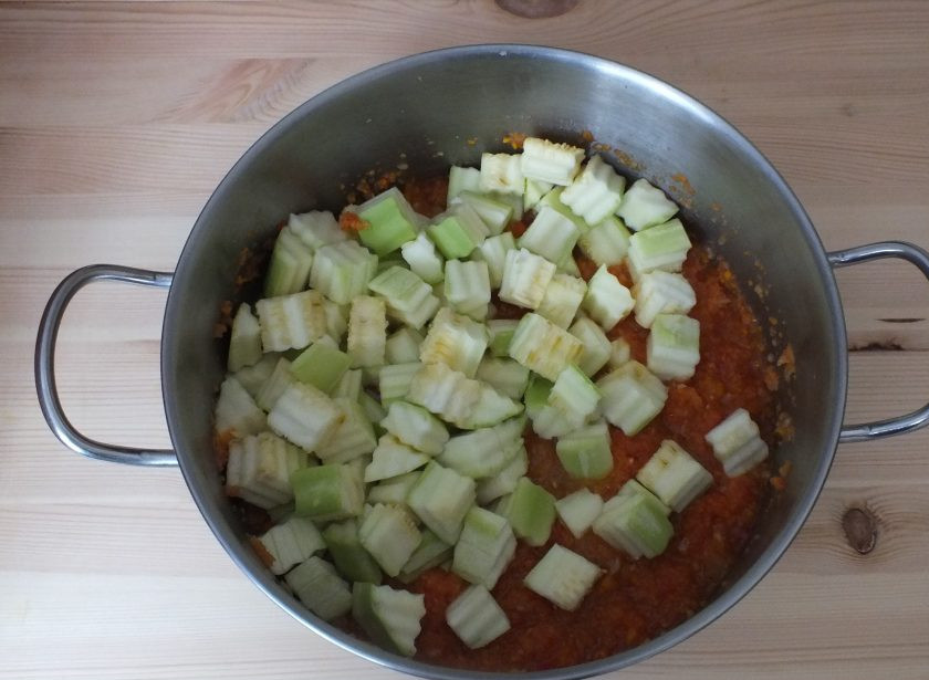 1. Этап. Острый салат из кабачков на зиму: Переложите кабачки в кастрюлю и варите после закипания на среднем огне, в течение 25 минут. По истечении времени добавьте уксус и проварите еще 3 минуты.