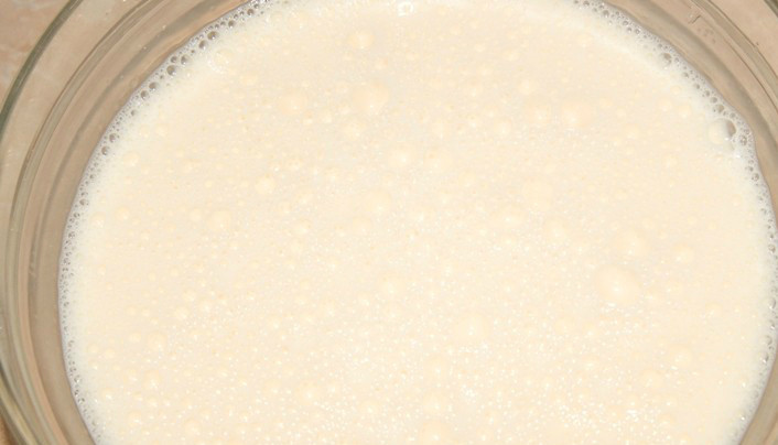 1. Этап. Блинный торт с грибами: Наливаем молоко в кастрюлю, ставим его на тихий огонь. В теплое молоко вбиваем яйца. Добавляем сахар и щепотку соли. Затем кладем муку, соду (на кончике ножа) и немного растительного масла. Смесь взбиваем.