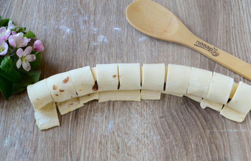 1. Этап. Шоколадное кольцо: Заверните тесто с начинкой в рулет.