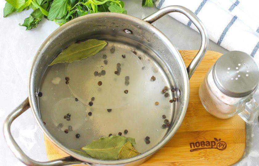 1. Этап. Маринованные перцы быстрого приготовления с маслом: Влейте воду, масло и уксус. Поместите кастрюлю на плиту и доведите маринад до кипения. Выключите нагрев.