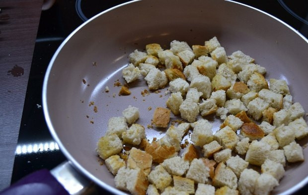 1. Этап. Cырный суп для детей: Рекомендую подавать готовый сырный суп для детей с сухариками из белого хлеба. Для этого порежьте белый хлеб кубиками, обжарьте до хрустящего состояния в небольшом количестве масла.