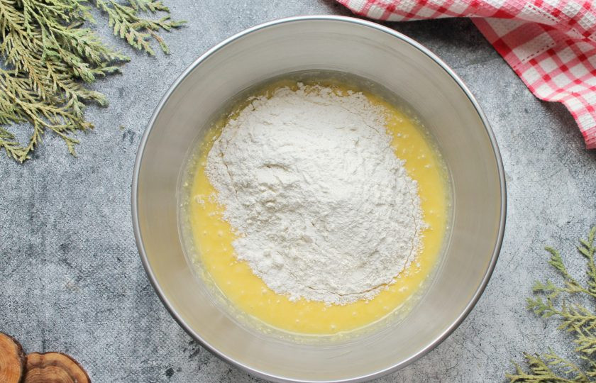 1. Этап. Пирог с крыжовником и творогом: Муку смешайте с разрыхлителем и просейте в миску. Перемешайте до однородного теста без комочков.