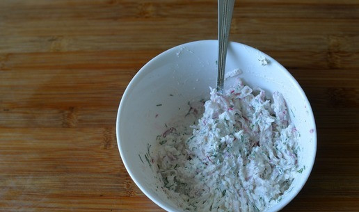 1. Этап. Завертон с индейкой и пикантным соусом: Пробуем на соль, я больше не добавляла. Если вы хотите далее использовать оставшийся соус, как дип, а он густой, просто добавьте ещё йогурта или сметаны.