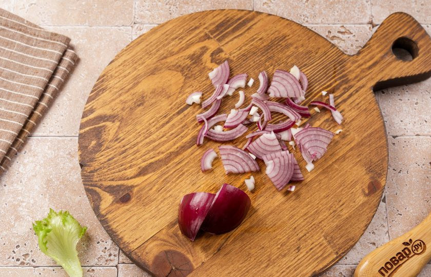 1. Этап. Салат с сыром, помидором и соевым соусом: Лук нарежьте тонкими четвертинками. Если возьмёте обычный репчатый лук, то после нарезки обдайте его кипятком, чтобы убрать горечь.