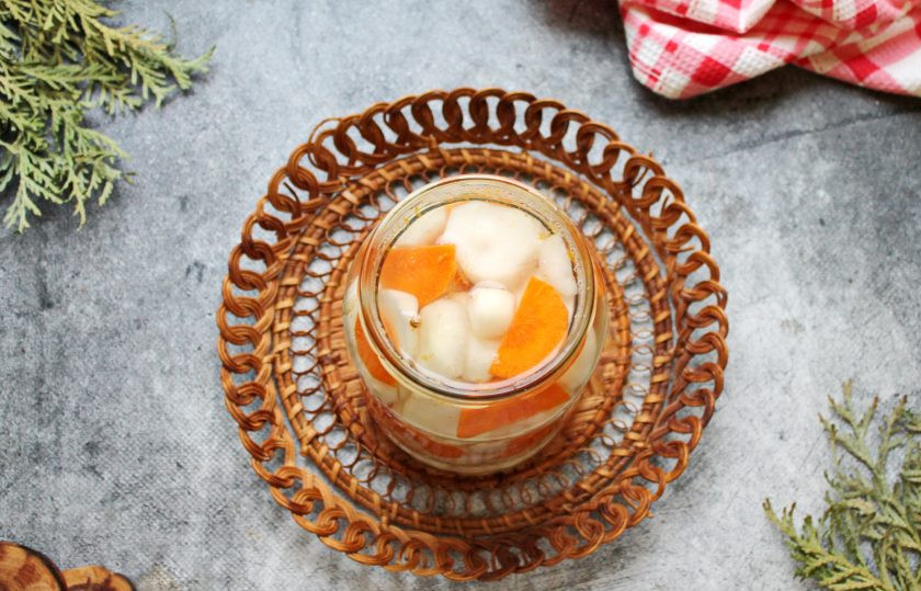 1. Этап. Топинамбур на зиму: Горячим маринадом залейте банки с овощами до самого верха так, чтобы не было пузырьков воздуха.