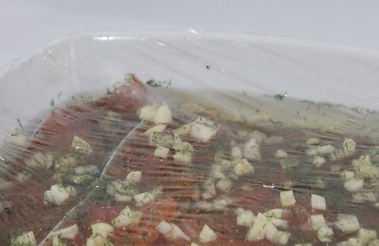 1. Этап. Рыба в рассоле: 6. Накройте контейнер пищевой пленкой или крышкой и уберите в холодильник минимум на 12 часов. Подавать к столу рыбку можно на ломтиках хлеба или в качестве ингредиента для салата, например. Приятного аппетита!