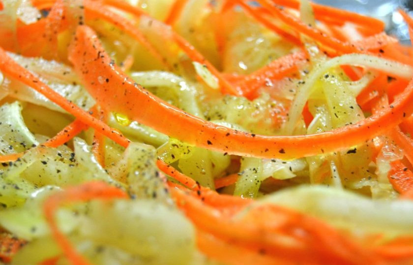 1. Этап. Диетический салат из моркови и огурца: 6. Тщательно перемешайте в миске морковные и огуречные полоски. Добавьте в миску с салатом оливковое масло, посолите и поперчите по вкусу.