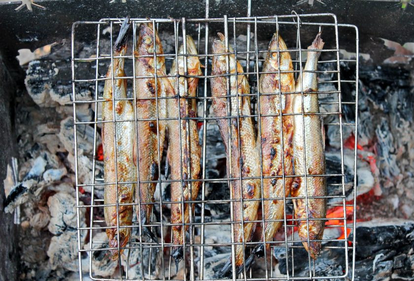 1. Этап. Корюшка на мангале: Другую сторону так же обжарьте в течение 2-3 минут. Сразу подавайте рыбку к столу.