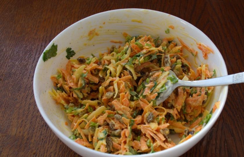 1. Этап. Салат с тертым сыром: Салат будет готов к подаче, после выстаивания в холодильнике около 30 минут. Перед подачей можно добавить соли и перчика черного молотого.