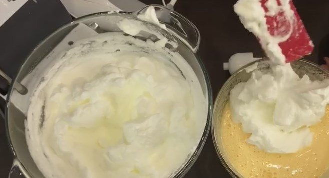 1. Этап. Простой торт со сметаной: 3. Половину белка отправьте в желтки, перемешайте силиконовой или деревянной ложкой медленно и в одном направлении.