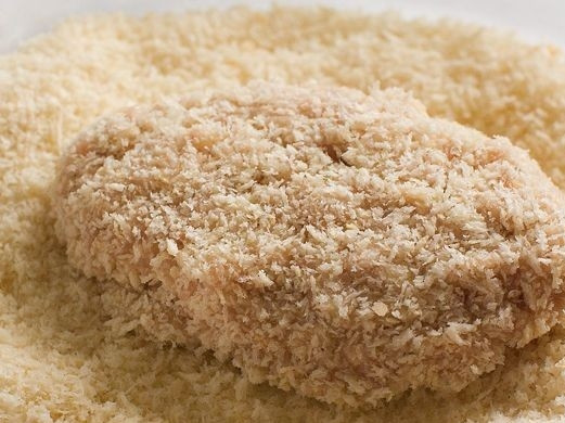 1. Этап. Котлеты из фарша в духовке: Формирует из фарша аккуратные котлетки и обваливаем их со всех сторон в панировочных сухарях.