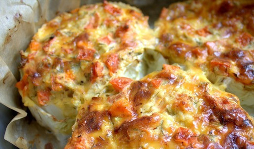 1. Этап. Капуста в сырной шапочке: Я запекала 40 минут при умеренной температуре-175*. Если хотите оставить капусту немного хрустящей, то вынимаем раньше.