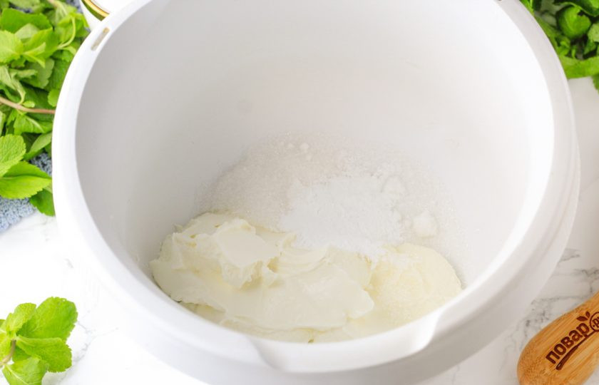 1. Этап. Крем из вареной сгущенки и сметаны: В чашу миксера или кухонного комбайна выложите сметану любой жирности (лучше приобретать густую) и всыпьте загуститель для сливок — 5-6 грамм. Добавьте немного сахарного песка — 1-2 ст.л.