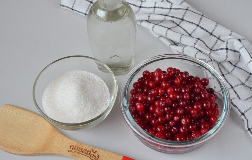 1. Этап. Клюковка: Подготовьте ингредиенты для настойки: водка, клюква свежая или размороженная, сахар. Ягоды вымойте, переберите, откиньте на дуршлаг.