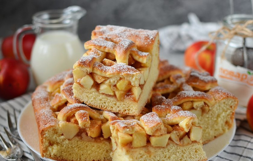 1. Этап. Дрожжевой пирог с яблоками и корицей: Сверху можно немножечко притрусить сахарной пудрой для красоты. Нежное мягкое тесто, сочная начинка, а какой аромат корицы! Приятного чаепития!