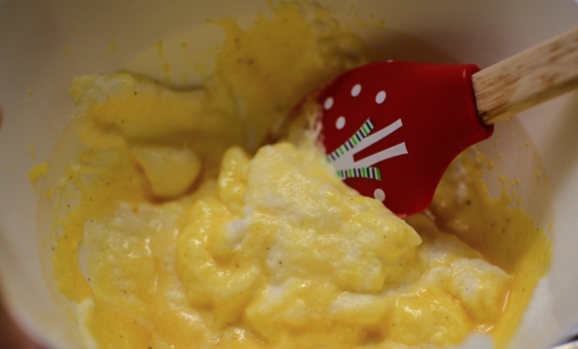 1. Этап. Бисквитные пирожные: Смешайте желтки с белым и ванильным сахаром. Затем добавьте к ним взбитые белки, всё перемешайте.