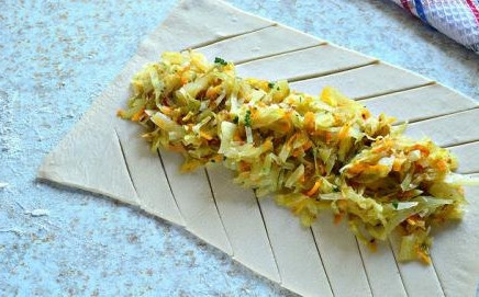 1. Этап. Кулебяка из слоеного теста: 7. Разместите по центру пласта теста начинку.