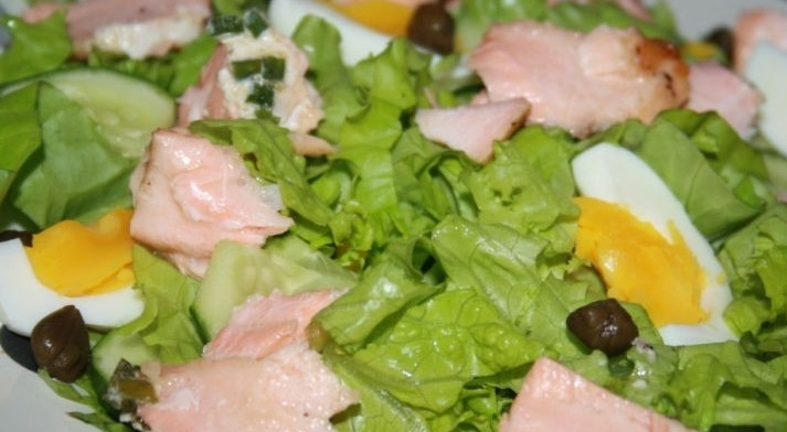 1. Этап. Салат из лосося горячего копчения: 4. Яйца разрежьте на небольшие дольки, лосось поломайте на кусочки. Посыпьте салат каперсами.