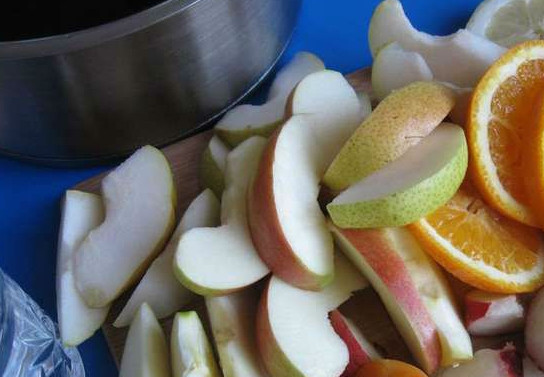 1. Этап. Сангрия с красным вином: 2. Поместите фрукты в специальную емкость, добавьте остальные ингредиенты в емкость, отправьте все в холодильник приблизительно на 12 часов. Можно продержать эту смесь немного дольше в холоде.