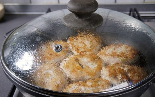 1. Этап. Котлеты по Дюкану: 4. После накройте крышкой, уменьшите огонь до среднего и дайте котлеткам хорошо проготовиться. Переверните, жарьте под крышкой около 3-4 минут, а затем подрумяньте без крышки, увеличив огонь.