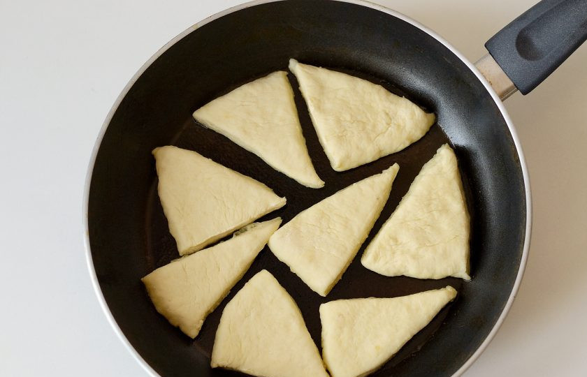 1. Этап. Ирландские сконы: Обжарьте в масле на медленном огне до золотистой корочки с двух сторон.