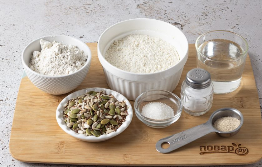 1. Этап. Ржано-пшеничный хлеб с семечками: Подготовьте все ингредиенты.
