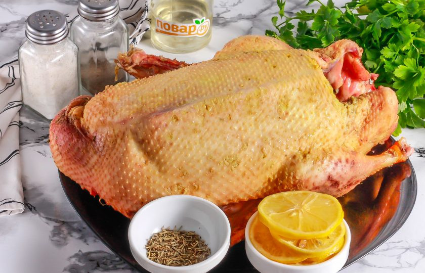 1. Этап. Утка с лимоном и розмарином в духовке: Подготовьте указанные ингредиенты. Птицу заранее ошмалите, если вы ее не приобретали в супермаркете. Поместите утку в таз с холодной водой на 30 минут, чтобы удалить лишнюю кровь.