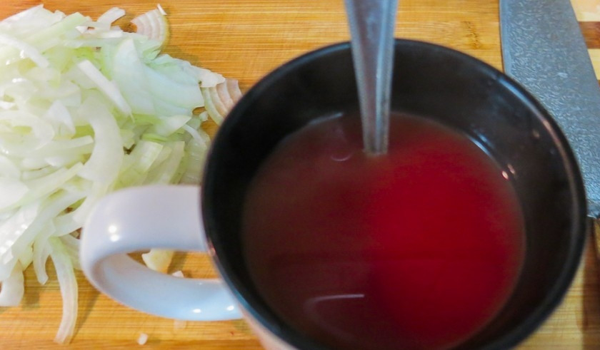 1. Этап. Говядина (тазобедренная часть): Воду перемешайте с томатной пастой. Очищенный лук нарежьте тонкими кусочками.