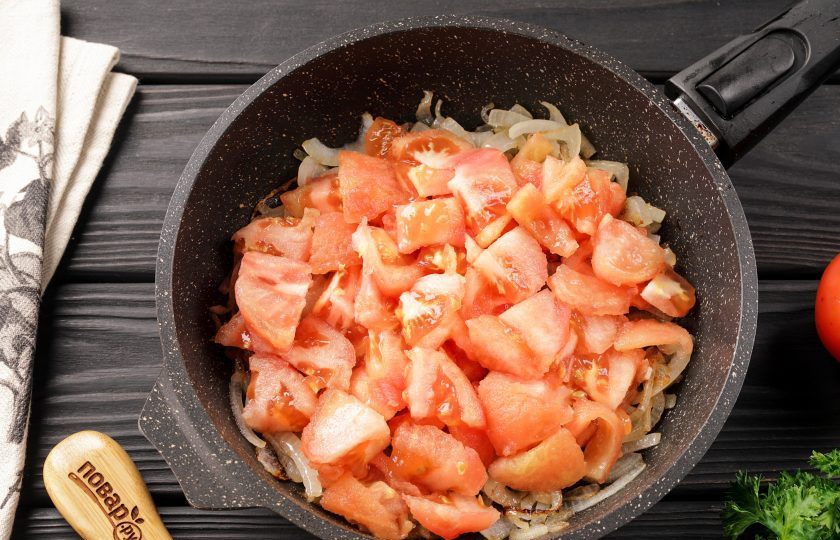 1. Этап. Шакшука с перцем: Добавьте нарезанные небольшими дольками помидоры. Предварительно с помидоров можно снять шкурку, обдав их кипятком.