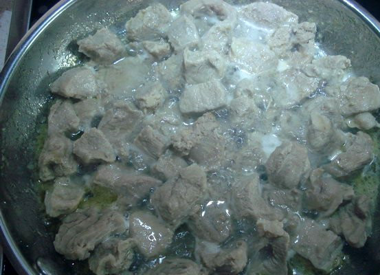 1. Этап. Бигус с черносливом: Теперь разогреваем на сковороде растительное масло и обжариваем на нем телятину до образования румяной корочки.