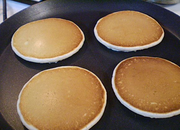 1. Этап. Панкейки на молоке: Деревянной лопаткой переворачиваем, и жарим с другой стороны.