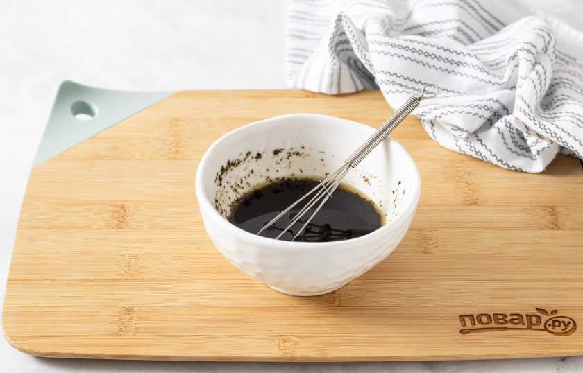 1. Этап. Тунец из арбуза: Для маринада смешайте соевый соус с кунжутным соусом и рисовым уксусом. Добавьте измельченный в кофемолке лист нори.