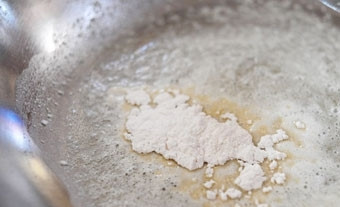 1. Этап. Подливка из курицы: Всыпать муку.