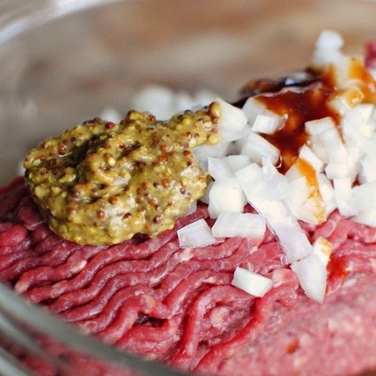 1. Этап. Классический мясной рулет: Туда же - горчицу.