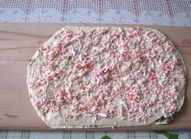 1. Этап. Рулеты из лаваша с крабовыми палочками: 4. Накройте вторым листом лаваша. Снова положите немного соуса и крабовые палочки ровным слоем.