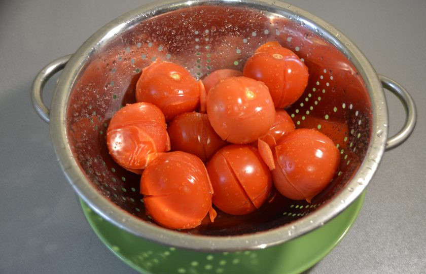 1. Этап. Соус Пассата: После такой контрастной термической обработки кожица с помидоров легко очистится.