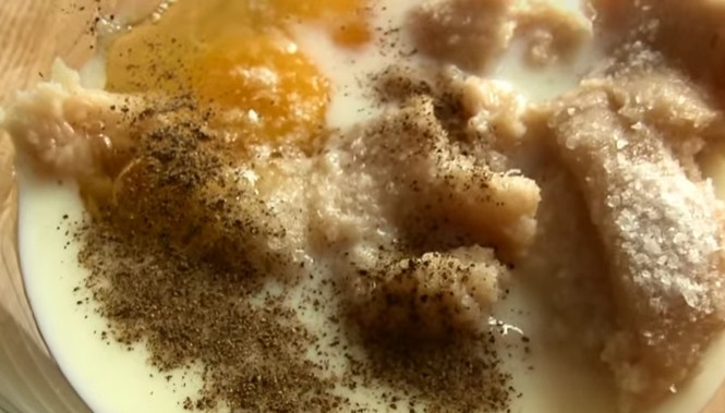 1. Этап. Закусочный торт с морковью без майонеза: 2. К фаршу добавьте соль, перец, яйца, молоко и перемешайте.