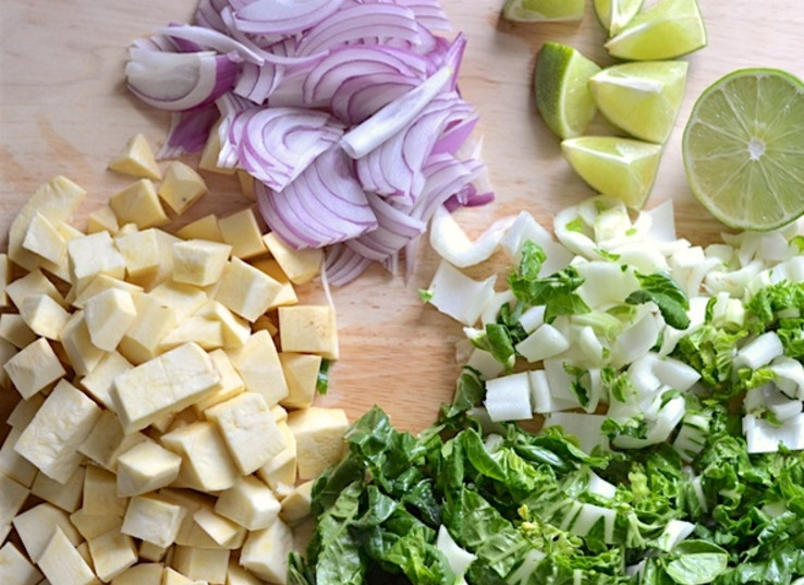 1. Этап. Овощной суп с карри: Для начала подготовьте овощи для супа и подачи (опционально). Картофель нарежьте кубиками. Чеснок пропустите через пресс. Имбирь натрите на мелкой терке. Зелень помойте и измельчите. Красный лук тонко нарежьте.