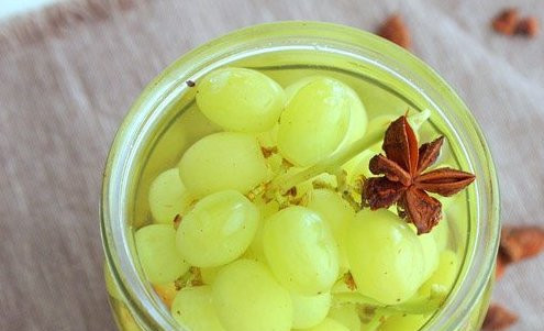 1. Этап. Виноград в сиропе: После этого виноград необходимо залить кипящей водой, прикрыть банку крышкой и поставить ее в разогретую до 120 градусов духовку на 23-27 минут.