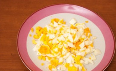 1. Этап. Салат-коктейль с ветчиной: 4. Сваренные яйца очистить и нарезать.