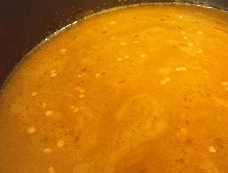 1. Этап. Простой томатный даал: Добавить чечевицу и 1 литр воды. Довести до кипения, уменьшить огонь и тушить 10-15 минут, доводя до того, как продукты смешаются, но блюдо не должно превращаться в кашу. Подавать с рисом. Приятного аппетита.