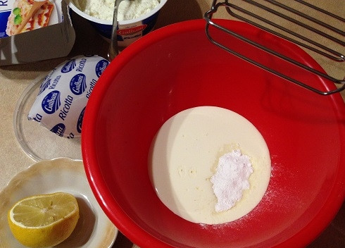 1. Этап. Ленивые эклеры с творожной начинкой: 8. Приготовим начинку. Взбиваем сливки с сахарной пудрой, ванильным сахаром и лимонным соком до пышной и устойчивой пены.