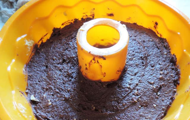 1. Этап. Шоколадно-творожный кекс: Во вторую часть вливаем ароматизатор и насыпаем какао. Кладем разрыхлитель и стакан муки. Выкладываем шоколадный слой на первый слой с сухофруктами.