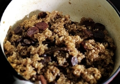 1. Этап. Гусь с рисом в духовке: Полученную начинку можно готовить даже как отдельное блюдо, а приготовить для гуся ее можно заранее и потом хранить в холодильнике. Теперь гусь: хорошенько его промойте и ощипайте тщательно. Голову и шею можно оставить, а можете обрезать, они особой роли не играют.