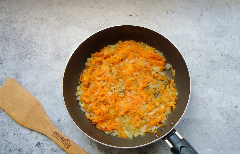 1. Этап. Минтай под маринадом из моркови и лука: Приготовьте маринад. Морковь натрите на терке, а лук мелко нарежьте. Выложите в сковороду с подсолнечным маслом. Налейте немного воды. Накройте сковороду крышкой и тушите овощи до мягкости.