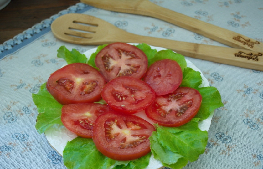 1. Этап. Закуска из помидоров под сыром: Помидоры нарезать кружочками. Выложить на блюдо поверх салата.